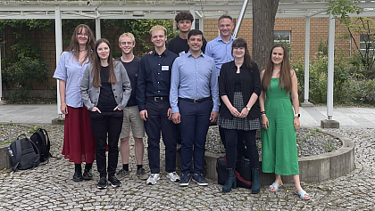 COMBINE 2024: Arbeitsgruppe mit ehemaligen, studentischen und wissenschaftlichen Mitarbeitern. Vorne, von links: Nina Robach, Carolin Brune, Dario Eltzner, Michael Gaas, Bahaa Ziadah, Gwendolyn Olivia Dbel, Dra Viktria Molnr; Hinten, von links: Arthur Neumann, Prof. Dr. Andreas Drger